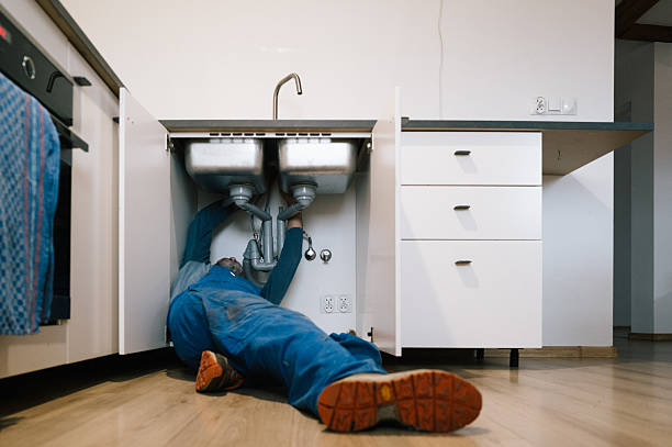 Professional Leak Detection technician working in Clarendon Hills, IL